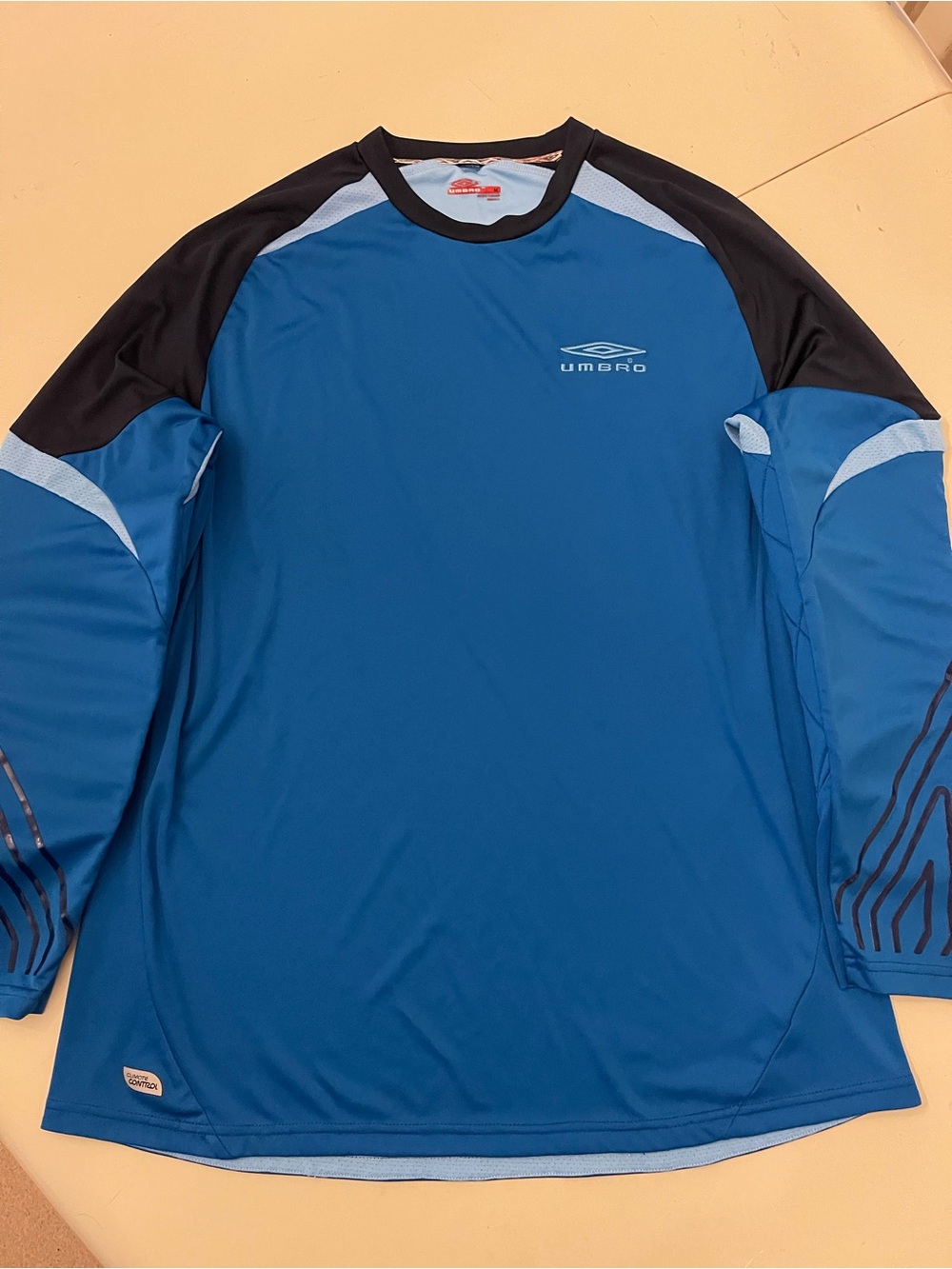 Umbro Shirt Men's Medium Soccer Futbol Polyester Embroidered Athletic Soccer